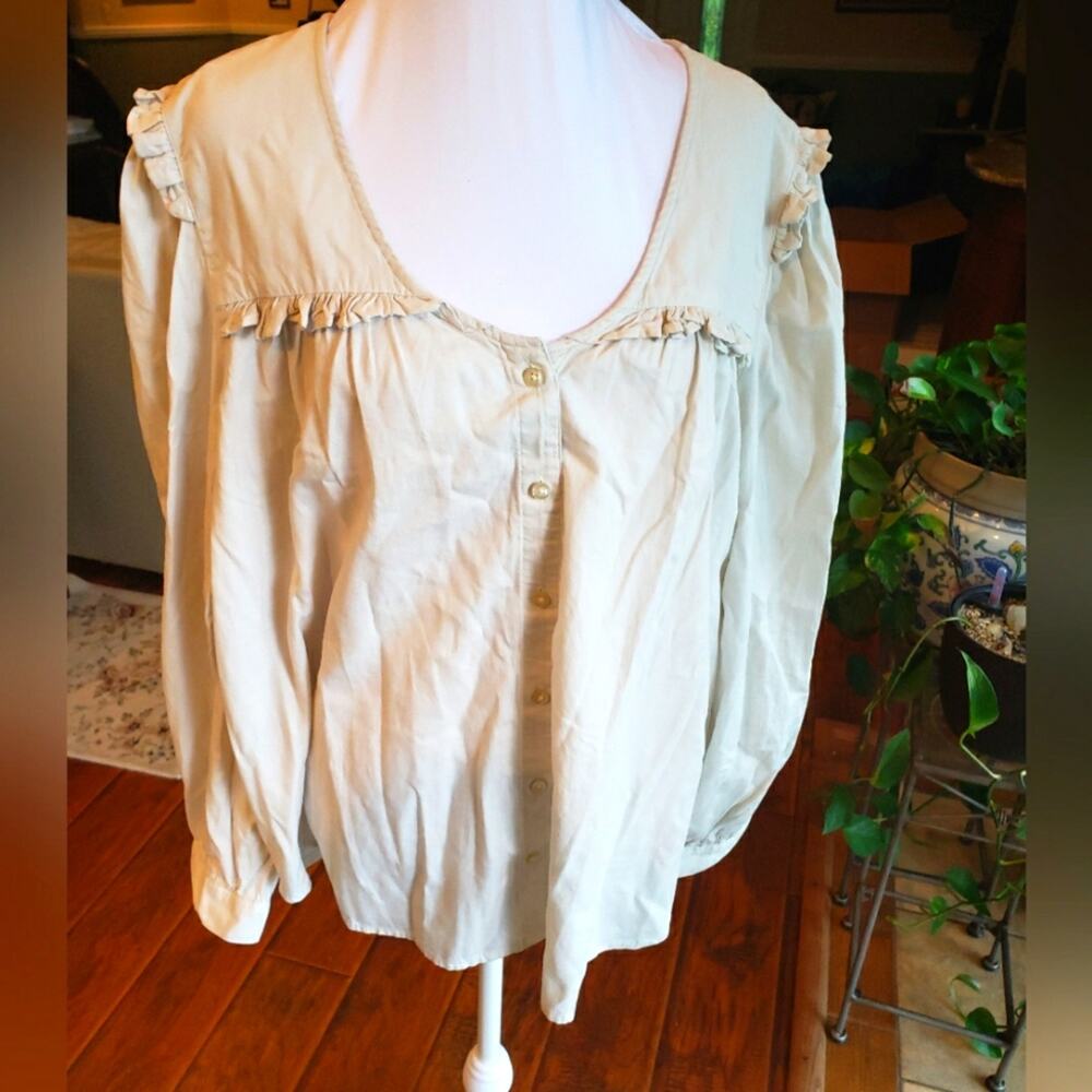 Lee XL white long sleeved 3 buttoned shirt